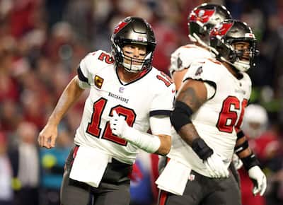 GLENDALE, ARIZONA - 25 DE DEZEMBRO: Tom Brady (n° 12) do Tampa Bay Buccaneers reagiu após uma perda de posse de bola tentada durante o primeiro quarto da partida contra o Arizona Cardinals no State Farm Stadium, em 25 de dezembro de 2022 em Glendale, no Arizona. Christian Petersen/Getty Images/AFP (Foto de Christian Petersen / GETTY IMAGES NORTH AMERICA / Getty Images via AFP)