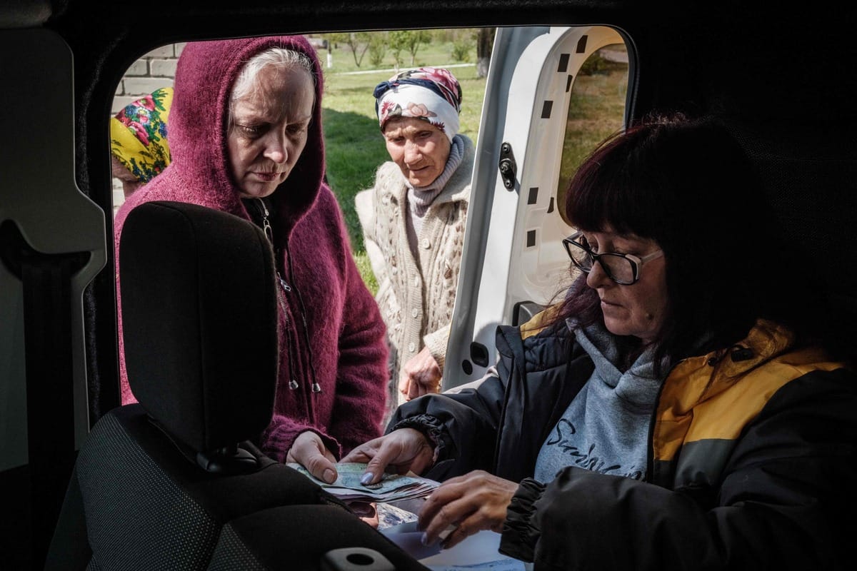 En Ukraine, des pensions distribu&eacute;es sur la ligne de front en mains propres aux retrait&eacute;s