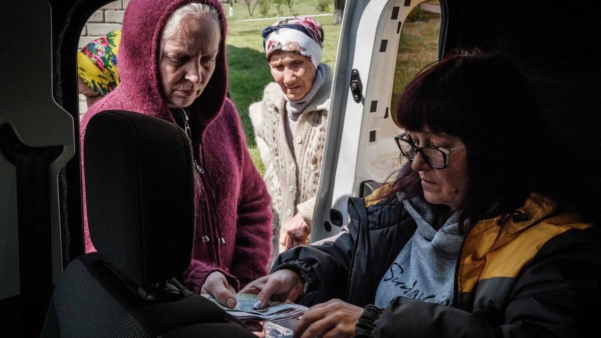 En Ukraine, des pensions distribuées sur la ligne de front en mains propres aux retraités