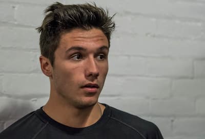 El ex prospecto de la NHL Gabriel Gagné en el juzgado de Saint-Hyacinthe, el 23 de enero de 2025, con su abogado, Me Maxime Raymond.