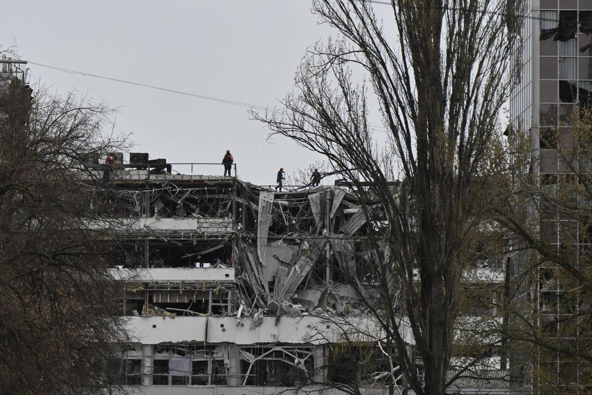 Attaque combin&eacute;e de drones et missiles sur Ky&iuml;v, au moins 8 bless&eacute;s