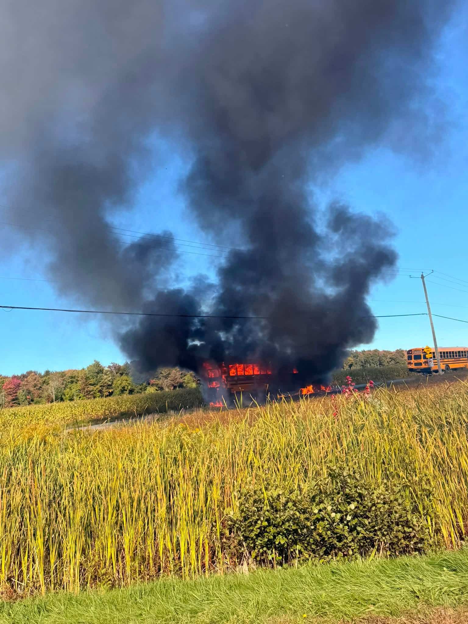 Un autobus scolaire prend feu près de Laurier-Station