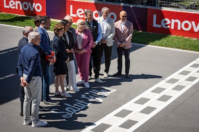 Mais pessoas assistiram à cerimônia célebre da designação de Gilles Villeneuve como personagem histórico de Quebec: Stefano Domenicali (presidente da F1), Mélanie Villeneuve locatário de um capacete de filho pai, Mathieu Lacombe (ministro da Cultura e das Comunicações), Yves Lalumière (Turismo Montréal), Christine Fréchette (primeira-ministra), Soraya Martinez Ferrada (mairesse de Montreal), Jacques Villeneuve, Véronique Doucet (diretora geral da Société du parc Jean-Drapeau), Mirko Bibic (presidente de Bell) e Jean-Philippe Paradis (promotor do Grande Prêmio do Canadá).