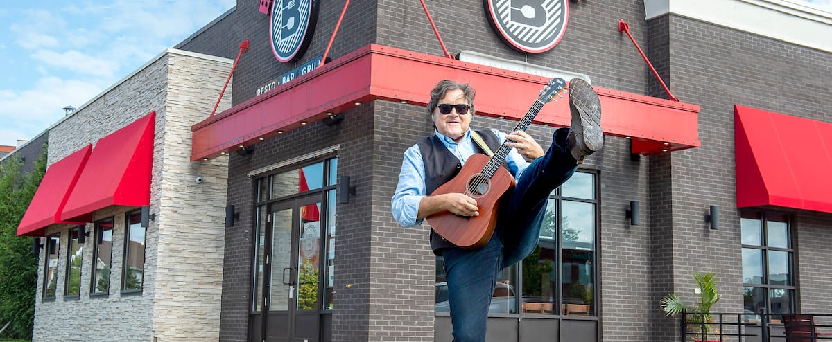« C'est le Paul McCartney du jingle » : le compositeur de Barbie’s Resto Bar Grill sort de sa retraite et découvre sa célébrité au Québec