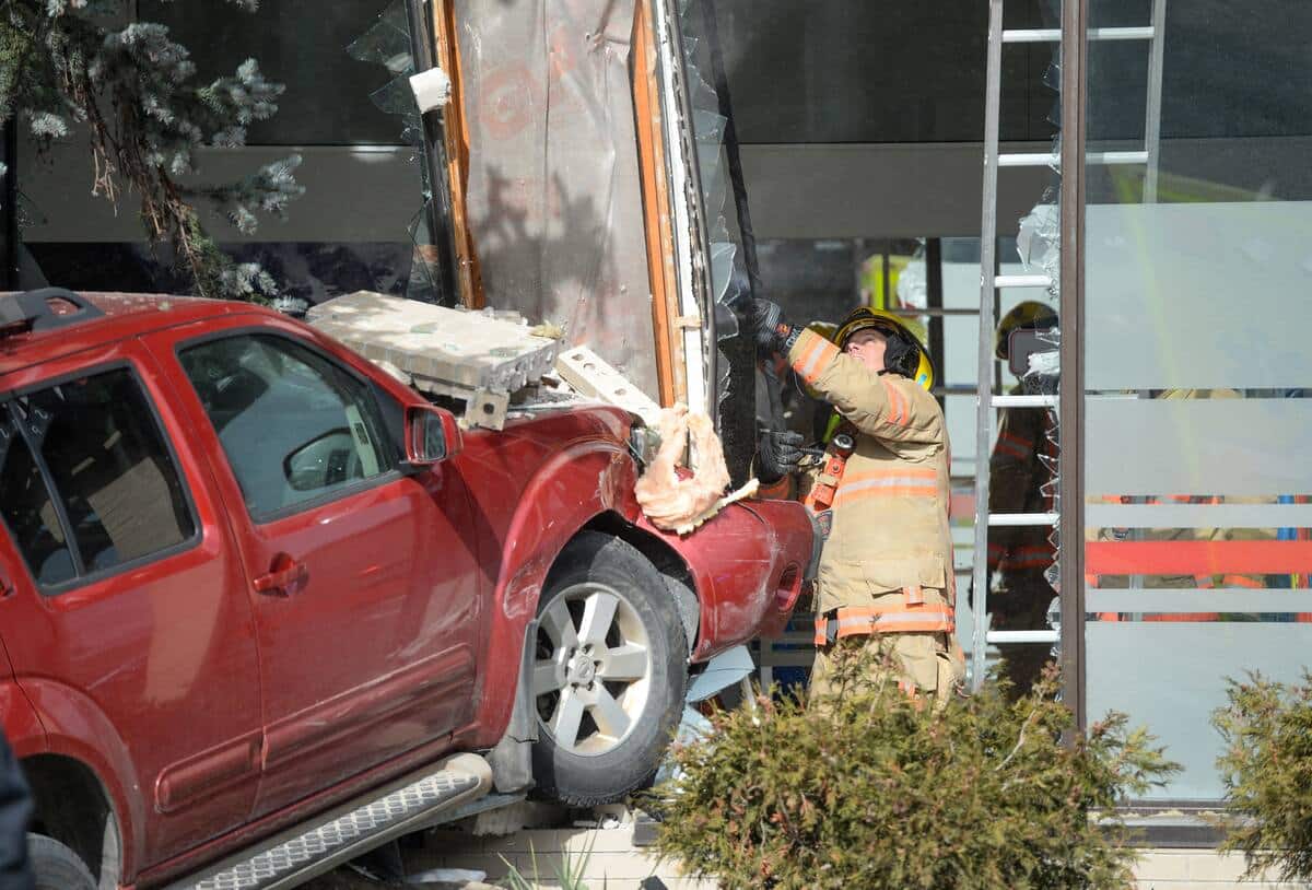 [PHOTOS] Ahuntsic: un v&eacute;hicule s&rsquo;encastre dans une clinique de physioth&eacute;rapie