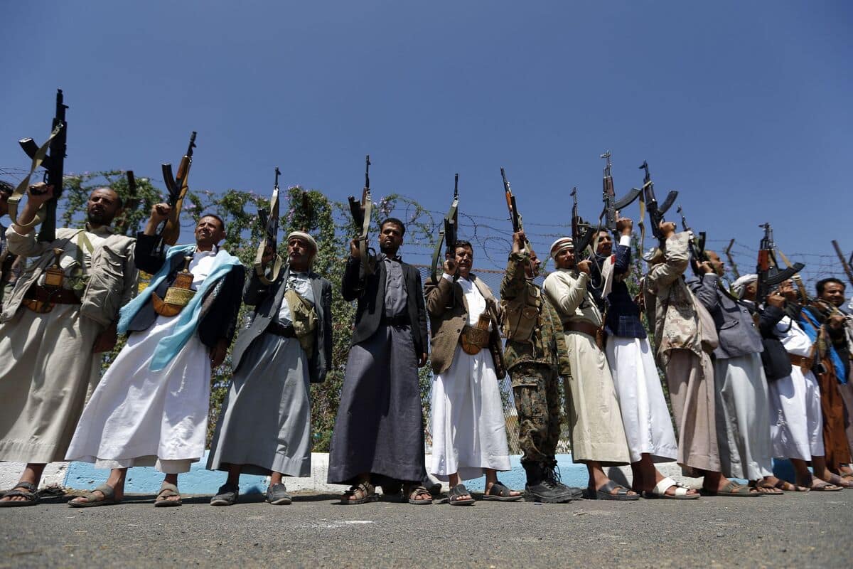 Des hommes armés issus de tribus fidèles au mouvement houthiste brandissent leurs armes lors d'un rassemblement à Sanaa pour manifester leur soutien à la milice chiite houthiste contre l'intervention menée par l'Arabie saoudite dans la capitale, le 27 septembre 2018.