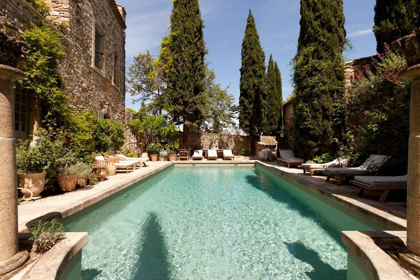 Un chalet en pierre dans les jardins d'un château 