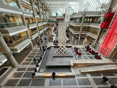 Manifestación conspirativa en el juzgado en apoyo de un ex abogado inhabilitado