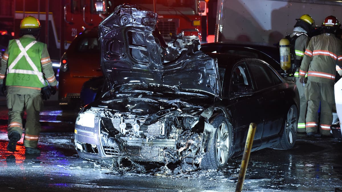 Saint-Hubert: trois véhicules incendiés devant un garage de mécanique automobile