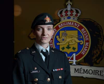 Larissa Corriveau en el set de la serie