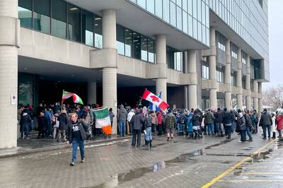 Manifestación conspirativa en el juzgado en apoyo de un ex abogado inhabilitado