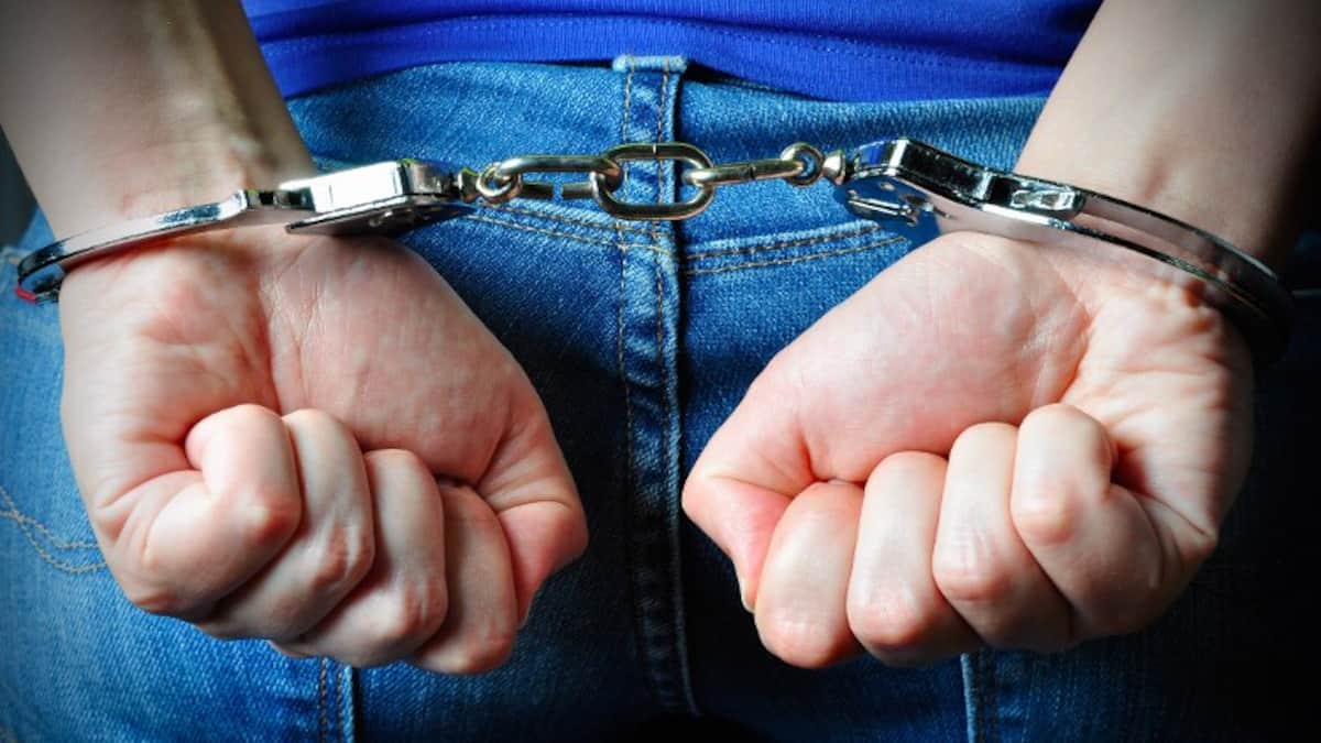 Brutal arrest in New York: Man stripped of his pants in public after hitting police officer Brutal arrest in New York: Man stripped of his pants in public after hitting police officer