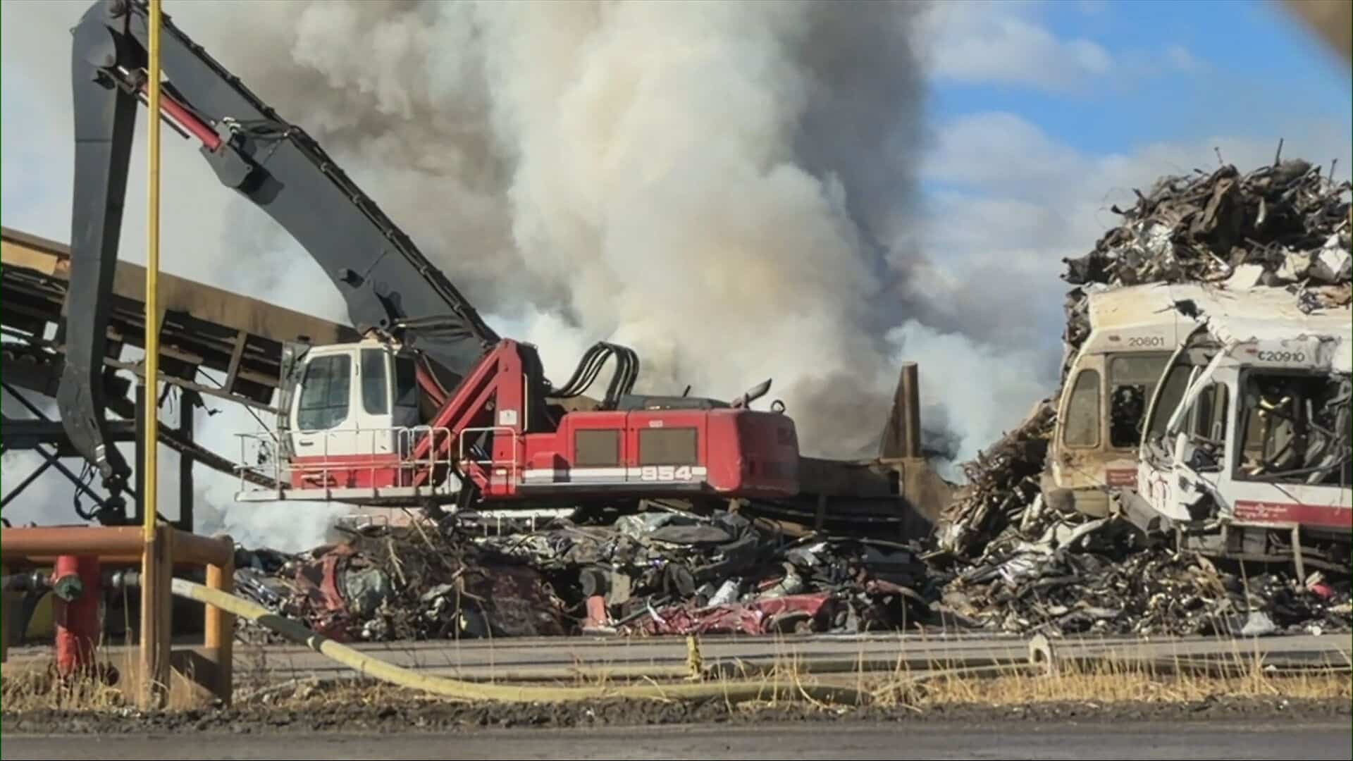 Incendie dans un centre de recyclage de métaux : la qualité de l'air affectée dans plusieurs secteurs de Montréal