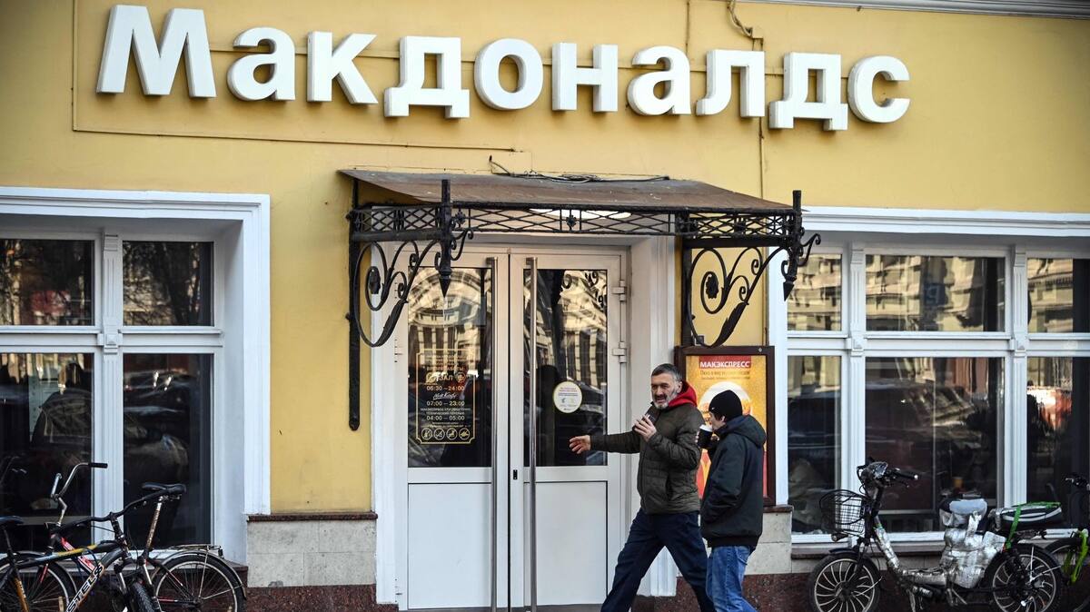 Avec tristesse ou colère, les Moscovites disent au revoir à McDonald's