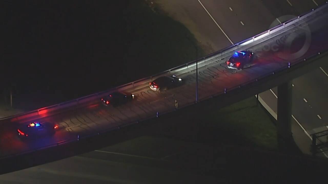 EN IMAGES | Une Tesla en pilote automatique arr&ecirc;t&eacute;e, sa conductrice inconsciente