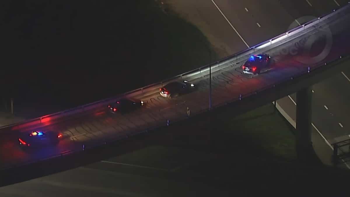 EN IMAGES | Une Tesla en pilote automatique arrêtée, sa conductrice inconsciente