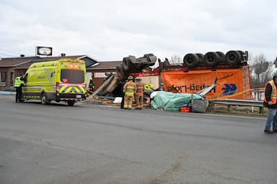 El violento accidente ocurrido el 18 de diciembre de 2024 en Vallée-Jonction no dejó ninguna posibilidad a Alexandra Poulin. En esta foto vemos el peso pesado completamente volcado.
