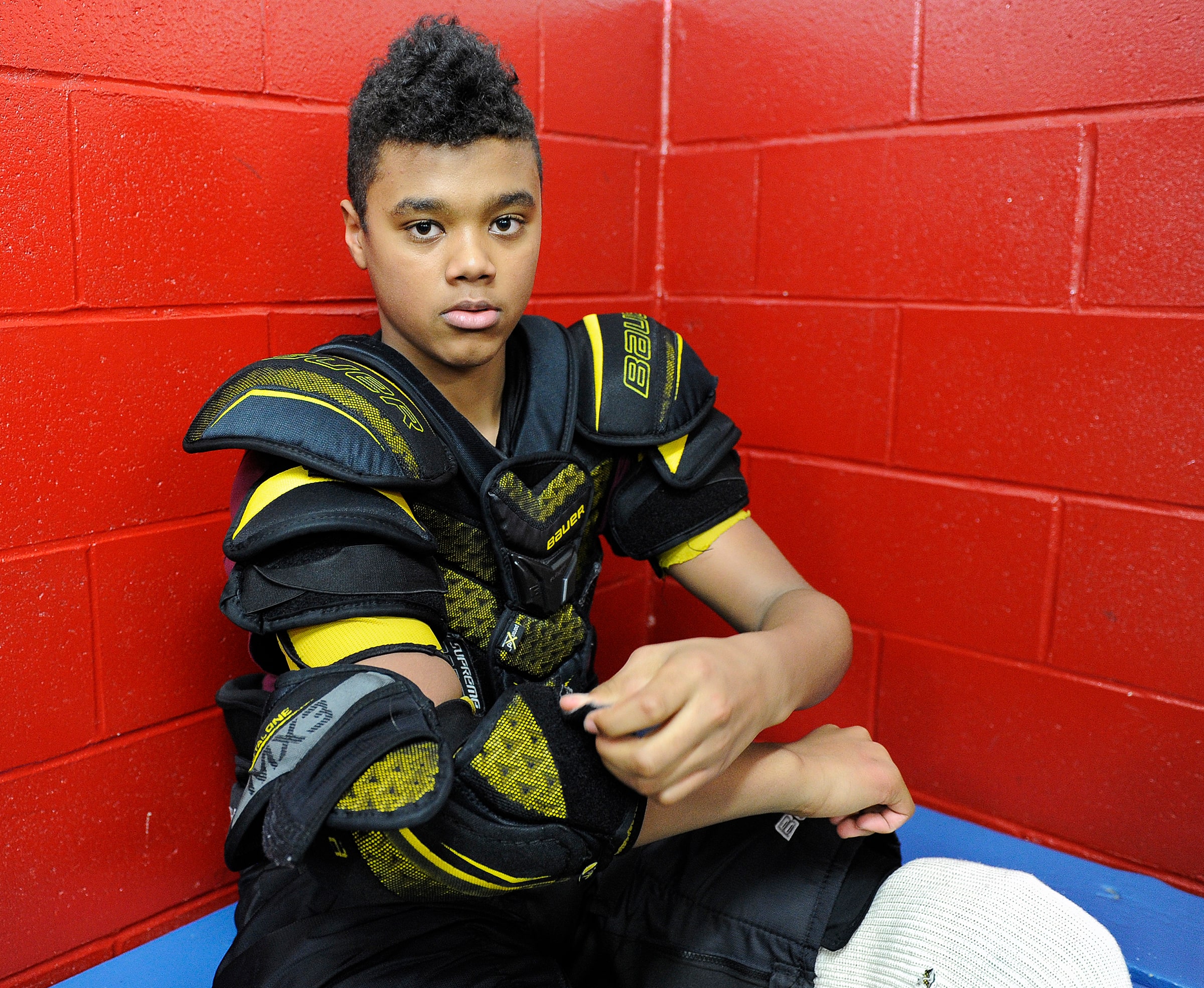 Noah Warren ao retratar as cores dos Dynamiques do colégio Charles-Lemoyne, em 22 de janeiro de 2017.