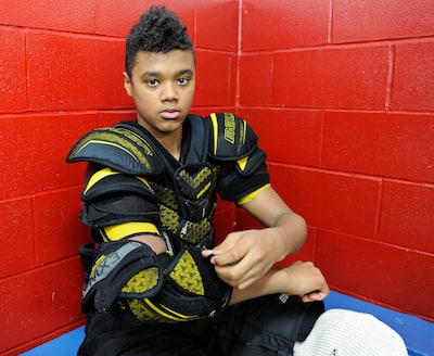 Noah Warren ao retratar as cores dos Dynamiques do colégio Charles-Lemoyne, em 22 de janeiro de 2017.