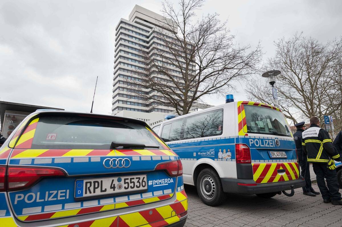 Deutschland: Zwei Polizisten erschossen, Polizei sucht nach Mördern