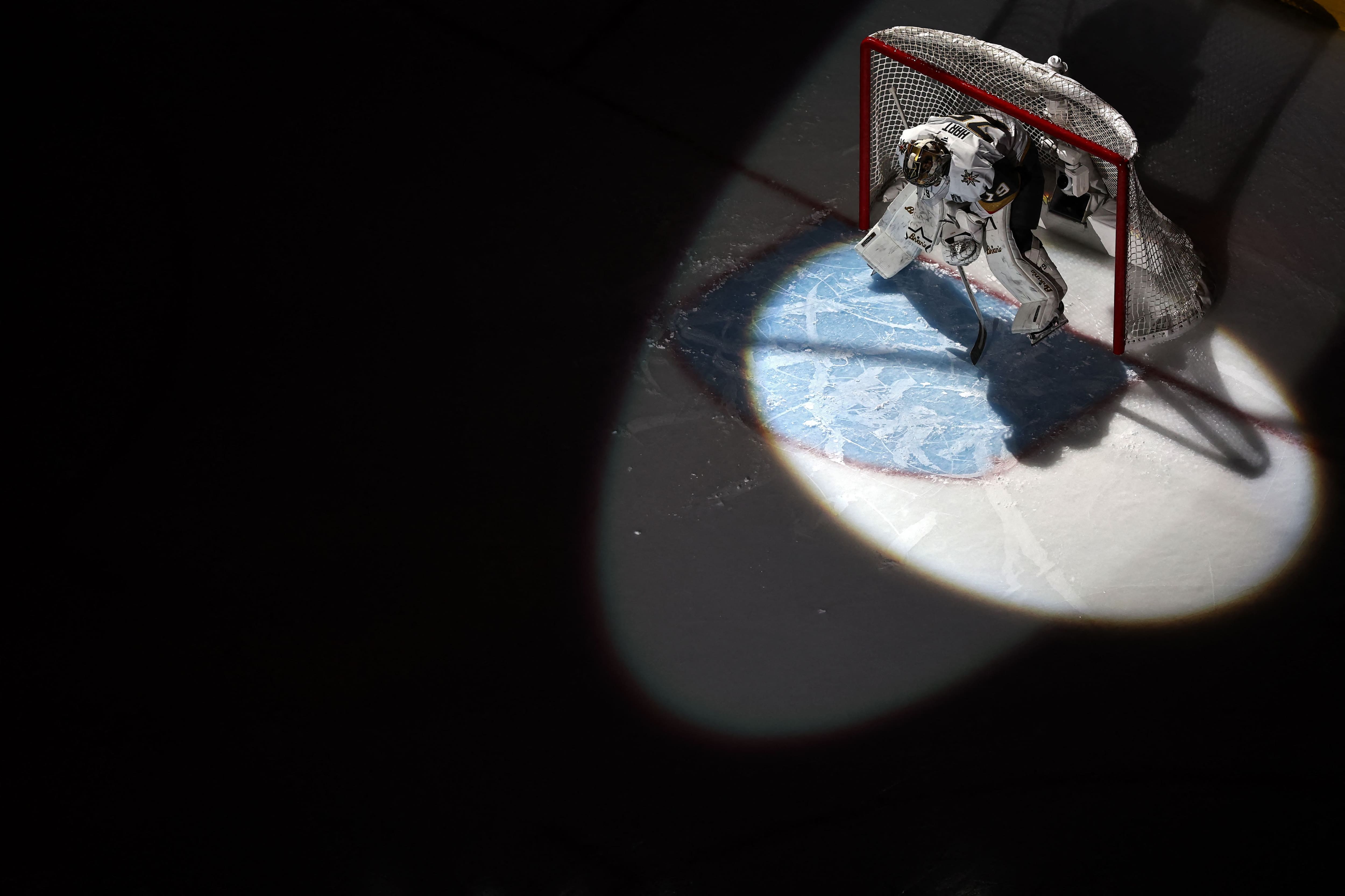 VIDÉOS | «No means no»: Carter Hart, des Golden Knights, pris à partie par des partisans des Hurricanes dans le premier match de la finale de la Coupe Stanley