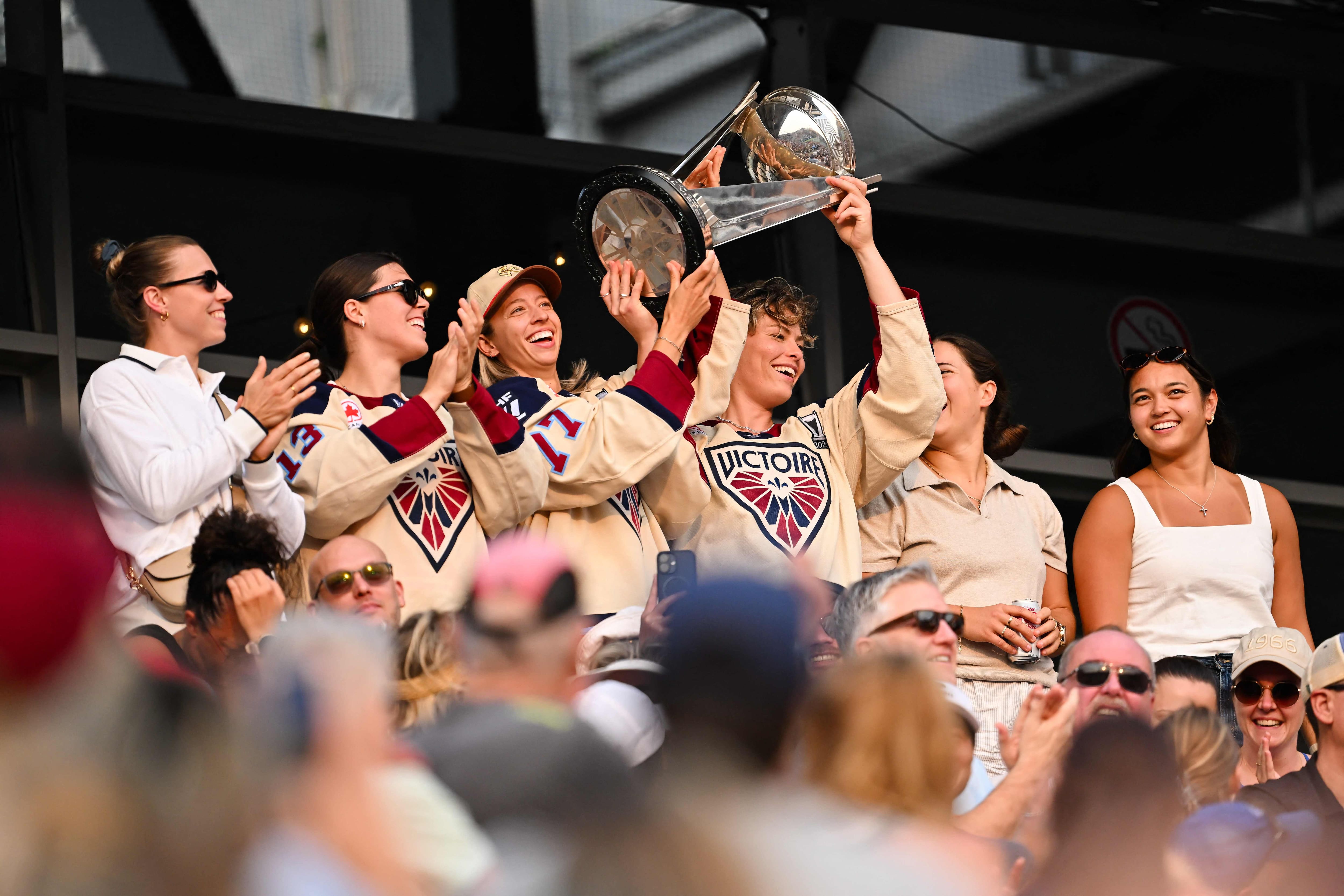 Des joueuses de l’équipe championne de la Victoire de Montréal, dont Catherine Dubois, Alexandra Labelle, Jade Downie-Landry, Abby Roque et Nicole Gosling, ont présenté la coupe Walter, emblème de la Ligue professionnelle de hockey féminin, aux amateurs de tennis, dimanche.