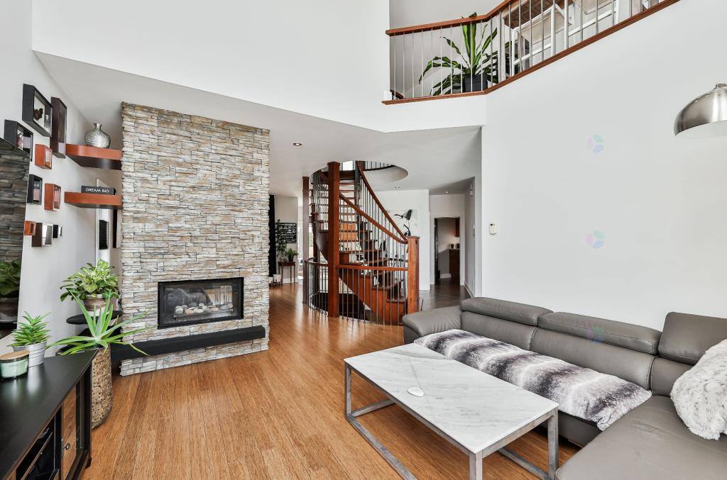 Propriété avec escalier central à vendre 1M $ 