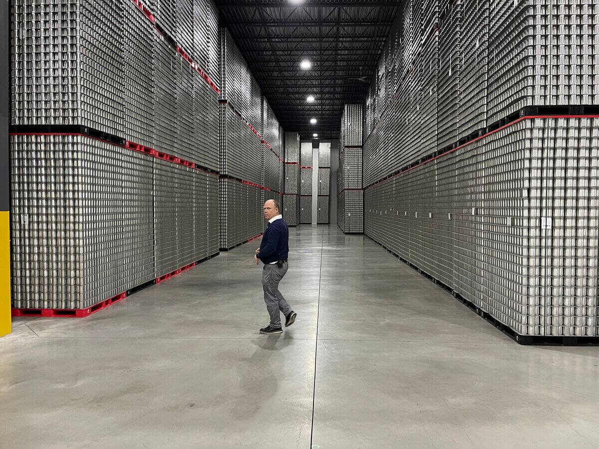 El presidente y CEO de Ideal Can, Erick Vachon, en el almacén del fabricante enlatado en Saint-Apollinaire en febrero de 2025.