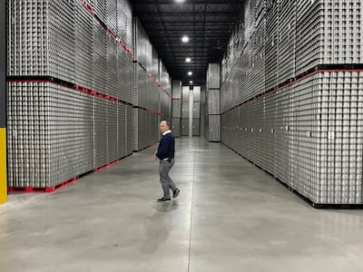 El presidente y CEO de Ideal Can, Erick Vachon, en el almacén del fabricante enlatado en Saint-Apollinaire en febrero de 2025.