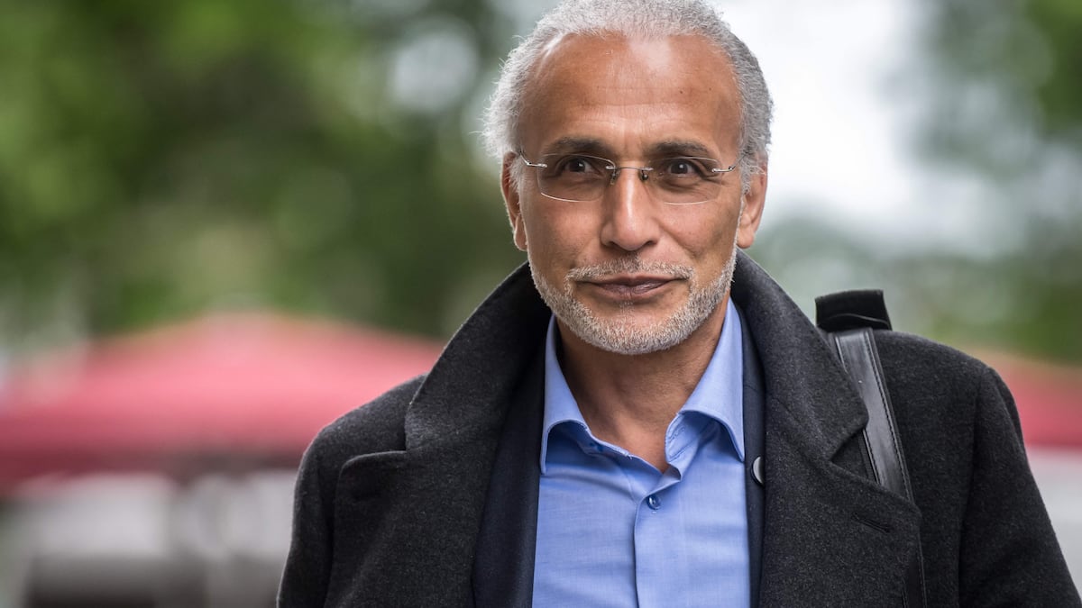 France: absent à son procès pour viols, l'islamologue Tariq Ramadan visé par un mandat d'arrêt