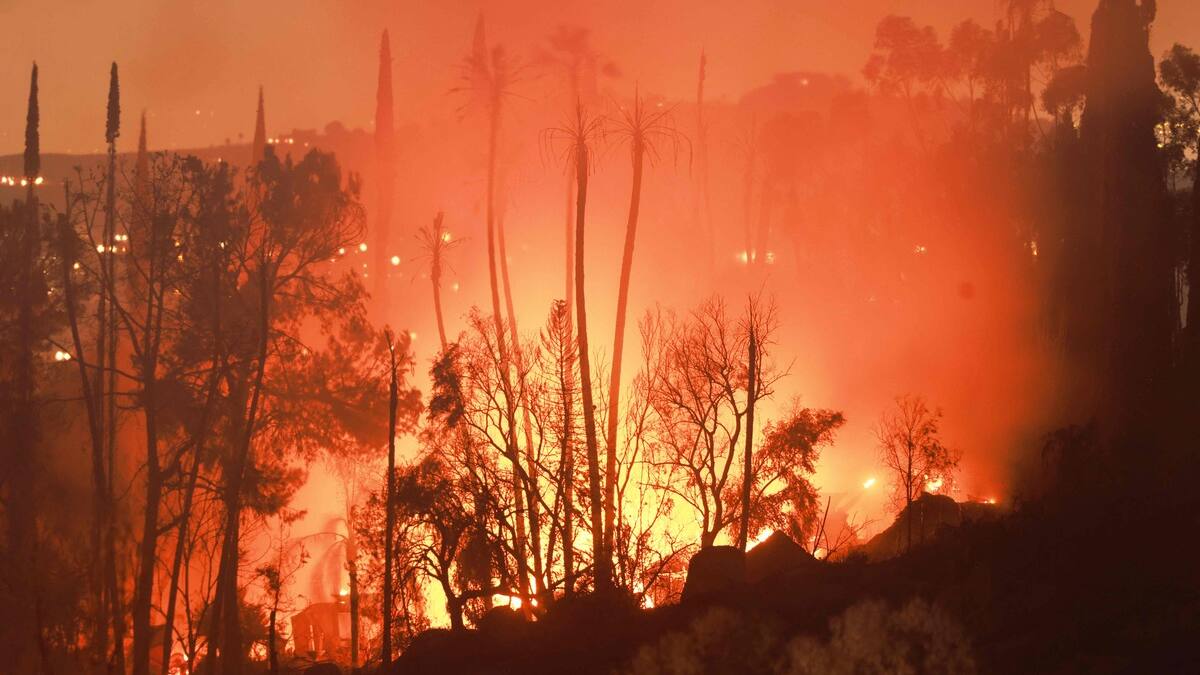 Des milliers d'évacuations en Californie face à un mégafeu qui grossit rapidement