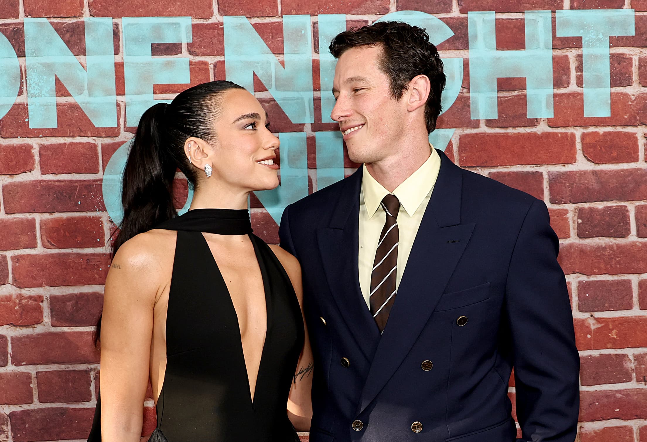 [PHOTOS] Dua Lipa fait sa première apparition sur un tapis rouge avec son nouvel époux, Callum Turner