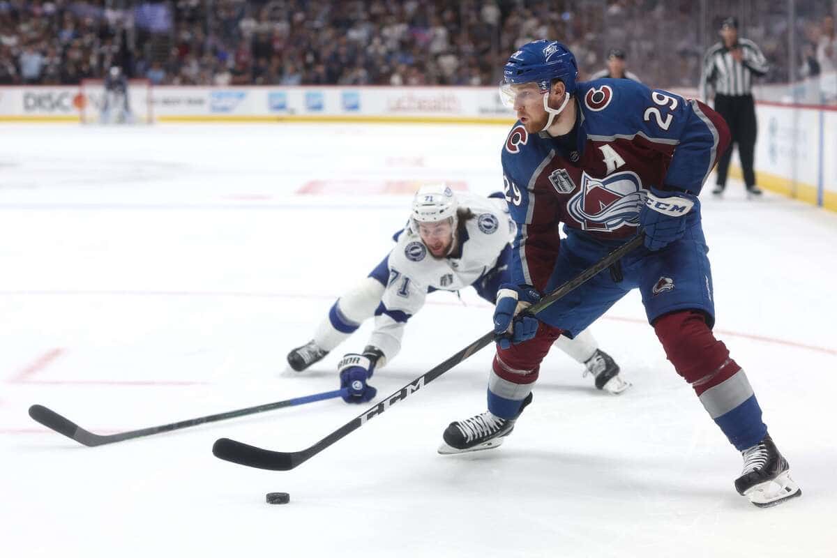 Pour Sakic, MacKinnon &laquo;est d&eacute;j&agrave; l&rsquo;un des grands&raquo;