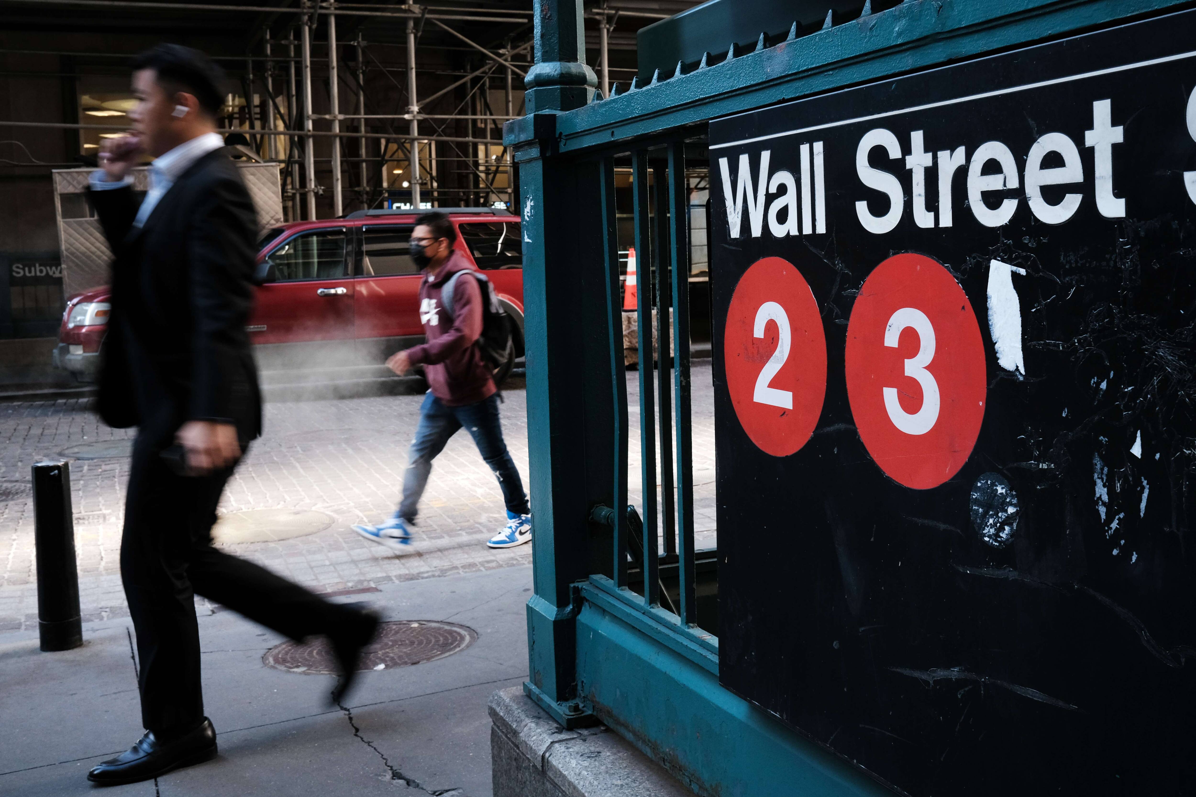 Wall Street termine en baisse, contrari&eacute;e par la Fed