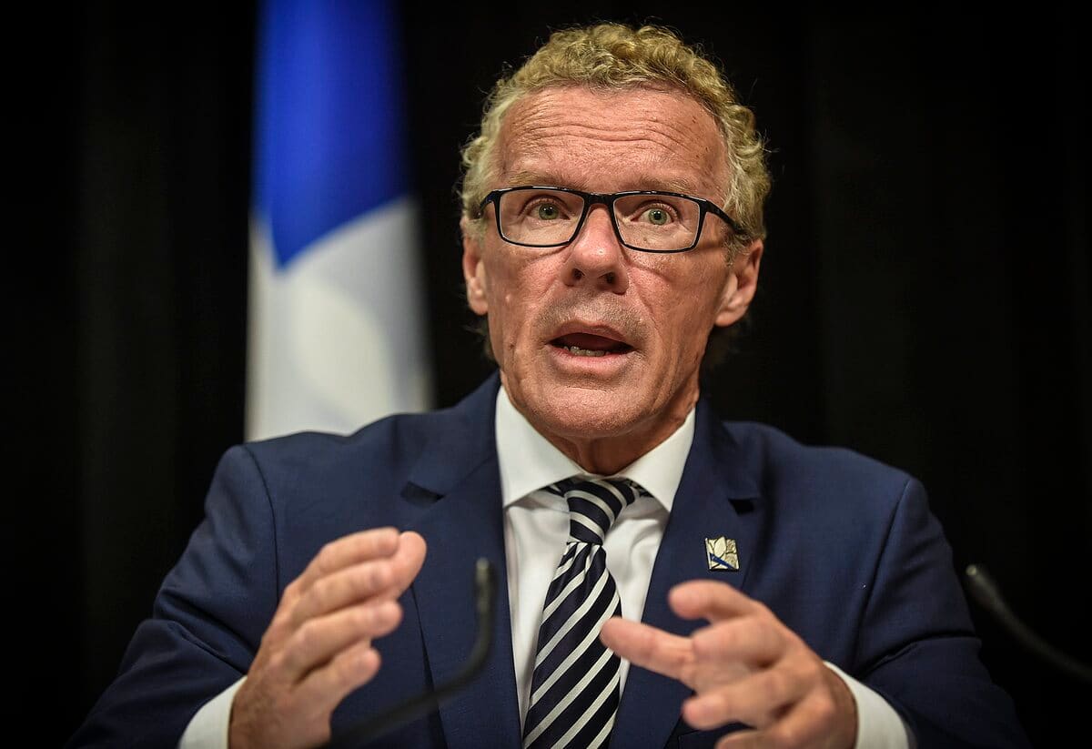 Le salaire minimum pourrait d&eacute;passer 15$ l&rsquo;heure l&rsquo;an prochain