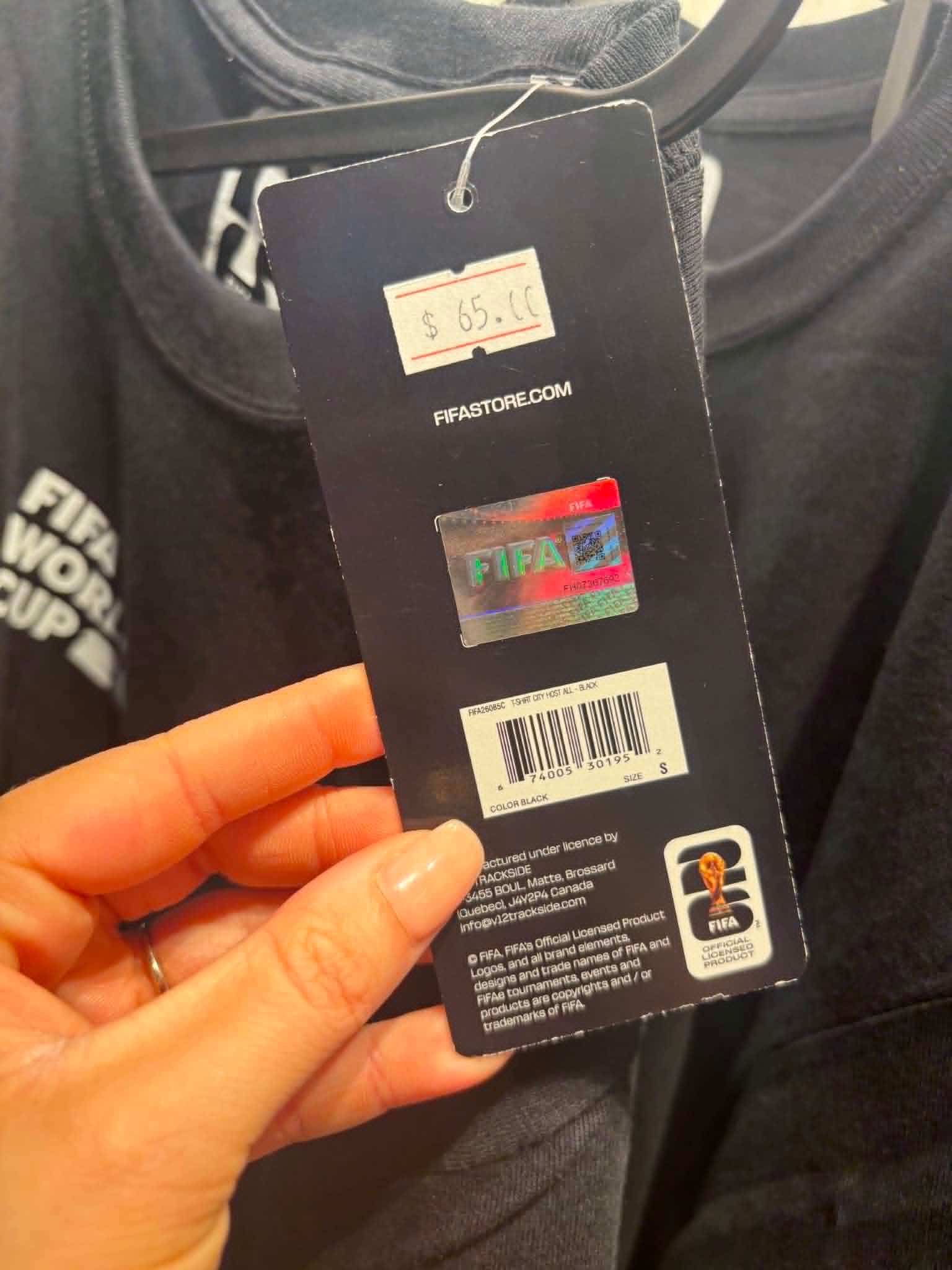 Le t-shirt officiel de la Coupe du monde de la FIFA se vend 65 $, à la boutique officielle située au Centre Eaton de Toronto.