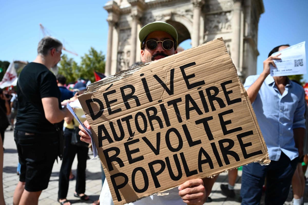 &laquo;R&eacute;sistance&raquo;, &laquo;destitution&raquo;: la gauche d&eacute;file contre Macron
