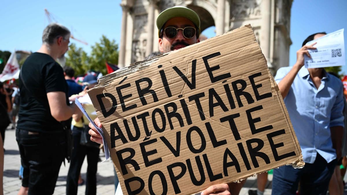 «Résistance», «destitution»: la gauche défile contre Macron