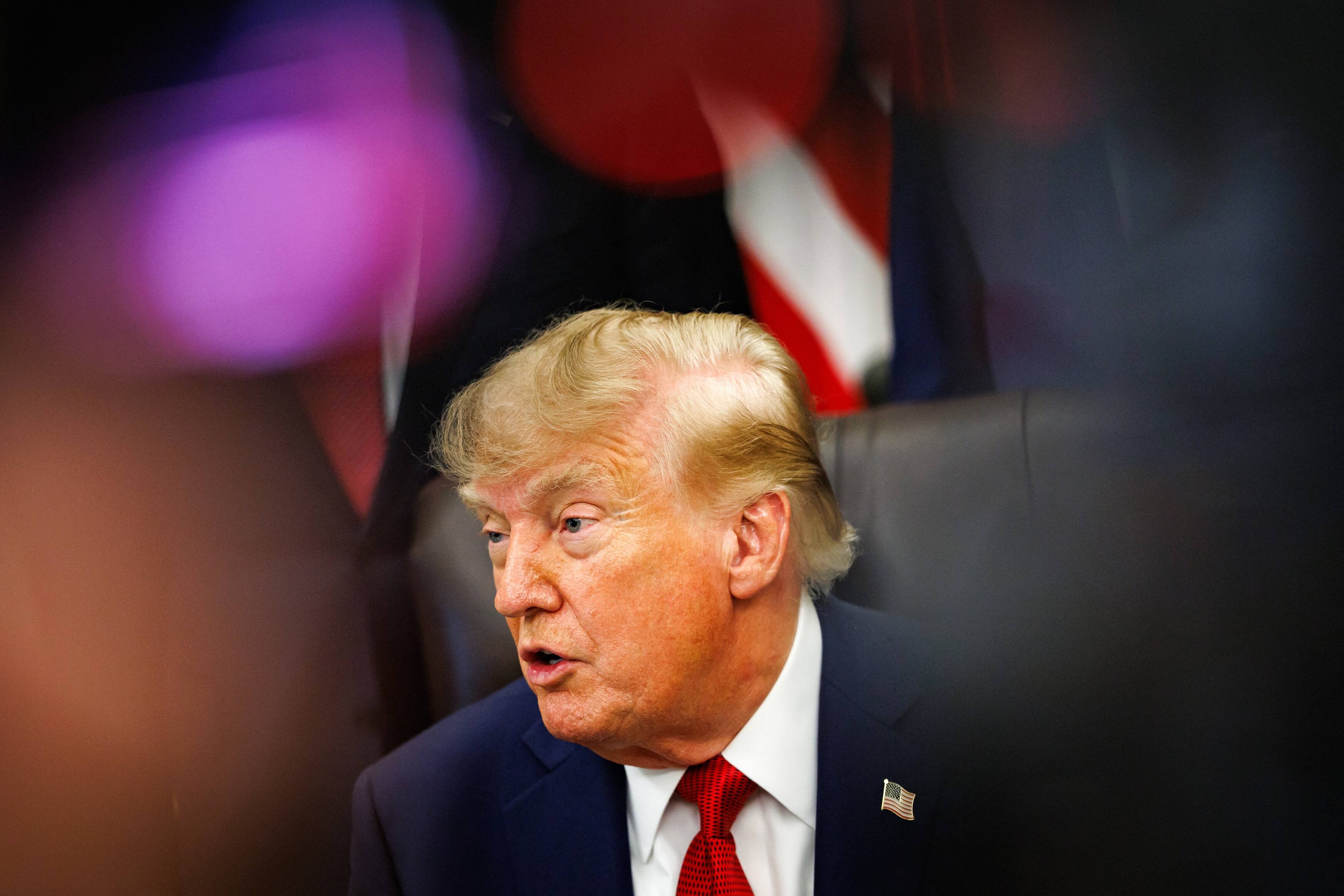 Analyse des motivations derrière les restrictions médiatiques imposées par Donald Trump