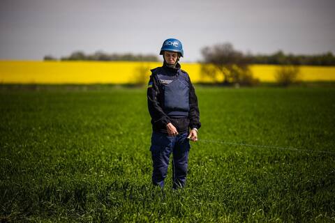 Ukrayna tarlalarında çiftçiler ölümü aldatıyor