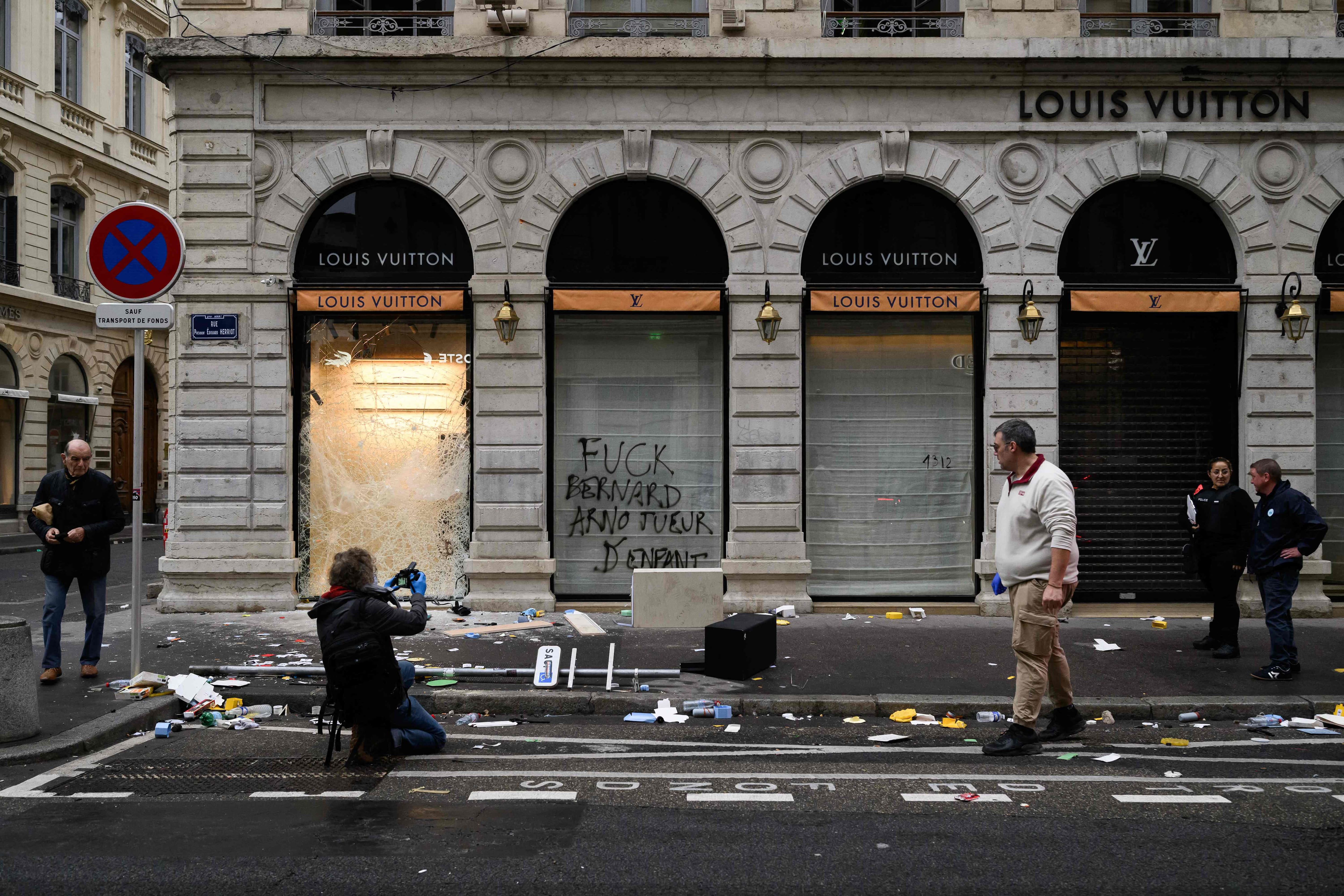 La France brûle, les extrêmes jubilent