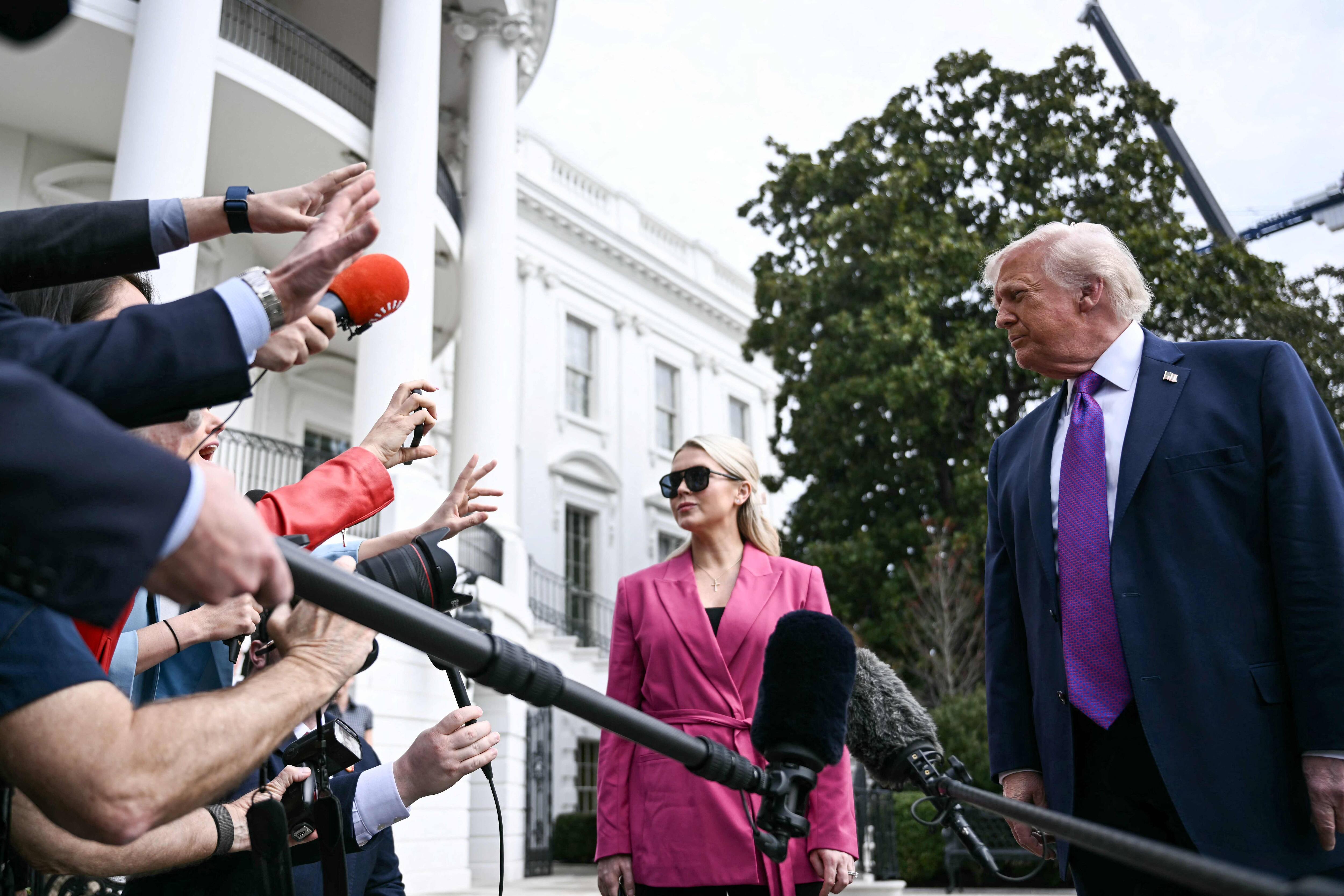 Le président américain Donald Trump s'adresse aux journalistes aux côtés de la secrétaire de presse de la Maison-Blanche, Karoline Leavitt, avant de quitter la pelouse sud de la Maison Blanche à Washington, DC, le 11 mars 2026.