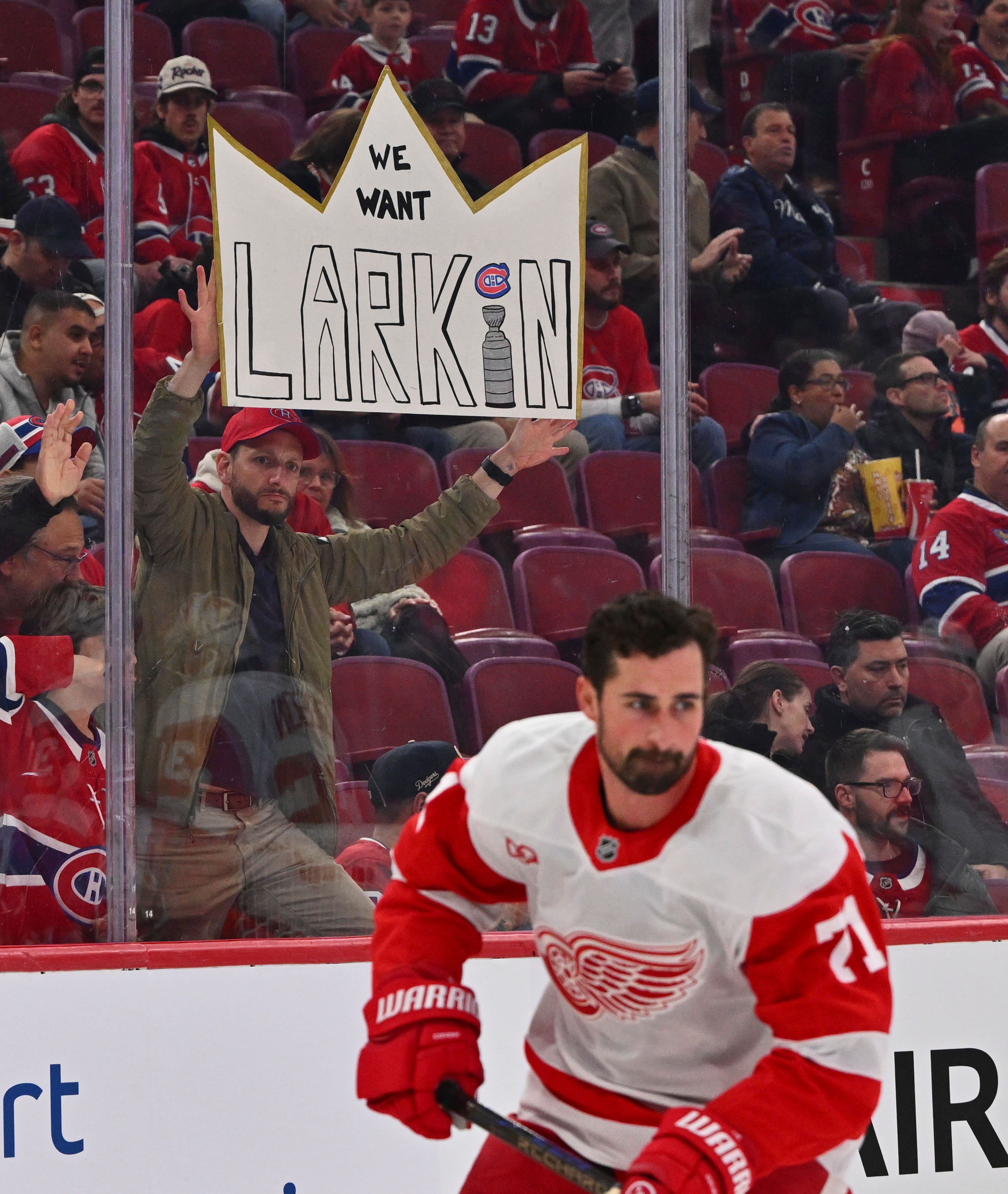[À VOIR] Les fans du Canadien donnent tout pour séduire Dylan Larkin