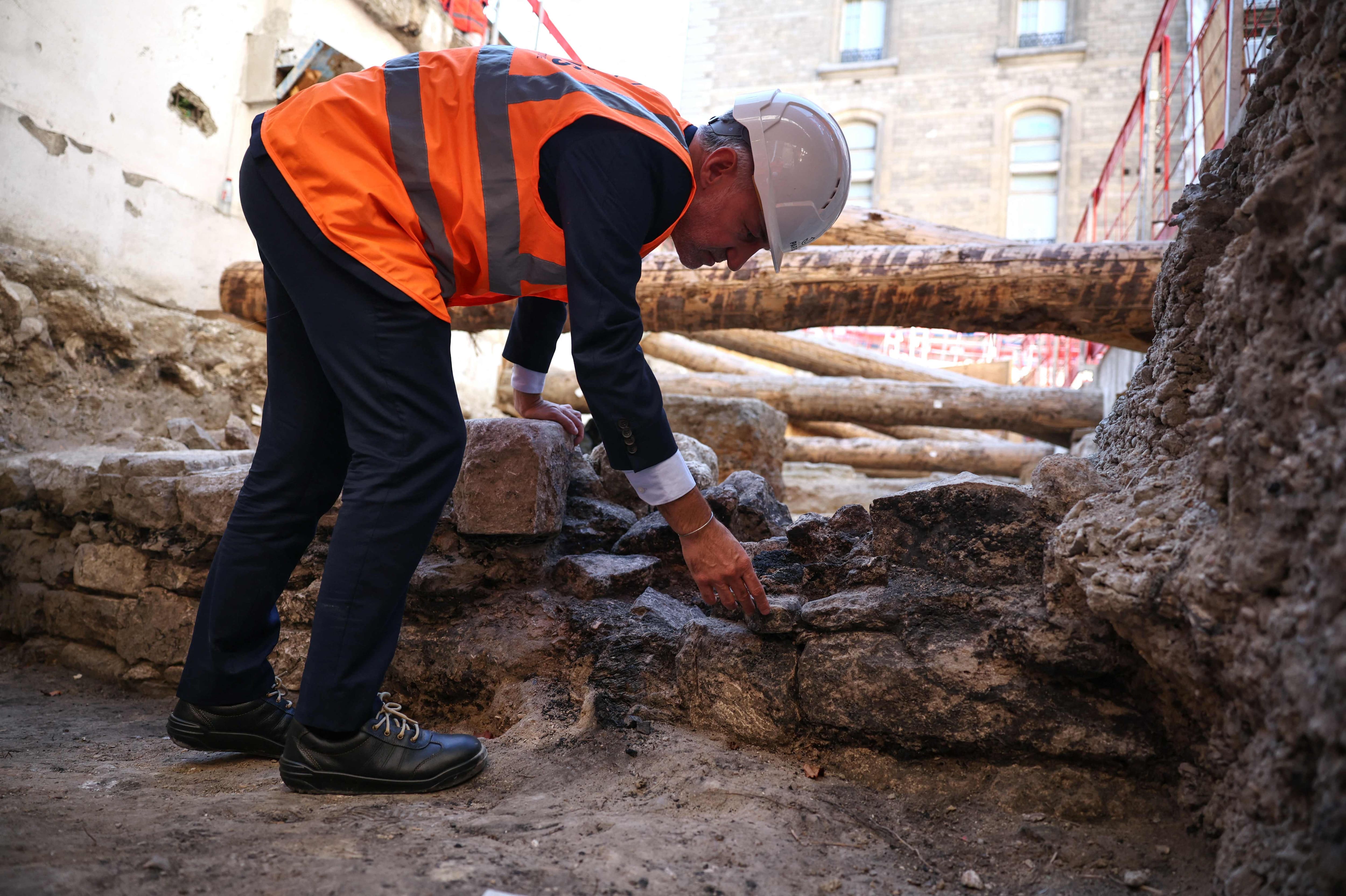 Le maire de Paris Emmanuel Grégoire visite un site archéologique après la découverte d'un mur gallo-romain de Lutèce sous l'hôpital Hôtel-Dieu sur l'île de la Cité, dans le centre de Paris, le 22 septembre 2026.