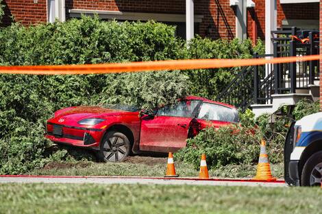 A car drives over a residential median in Brossard, Quebec, Canada. June 30, 2024 is Sunday. In this photo: Car in residential median. Mario Beauregard/Agence QMI