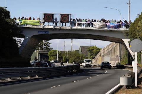 New Zealand: Trucks around Parliament to protest health measures