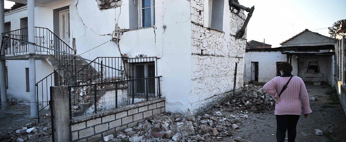 Grécia: quase 900 casas estão inabitáveis após o terremoto Grécia: quase 900 casas estão inabitáveis após o terremoto