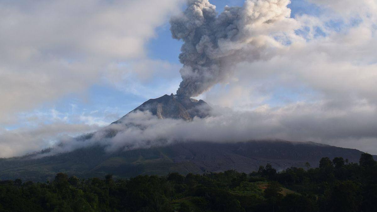 Un volcan indon sien crache un norme nuage de cendres Un volcan indon sien crache un norme nuage de cendres