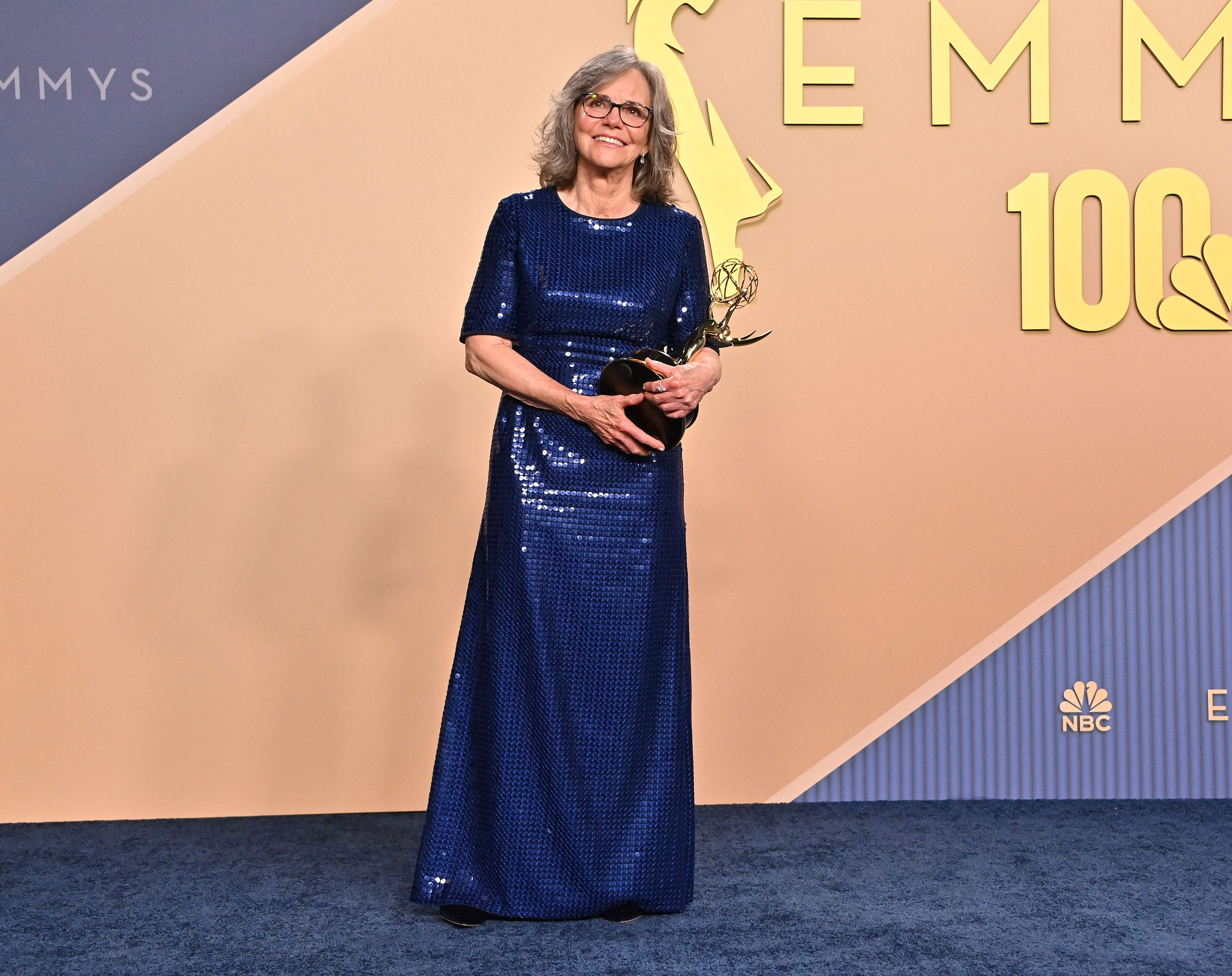 «Nos voisins, nos amis»: Sally Field remporte un Emmy et honore le Canada dans son discours
