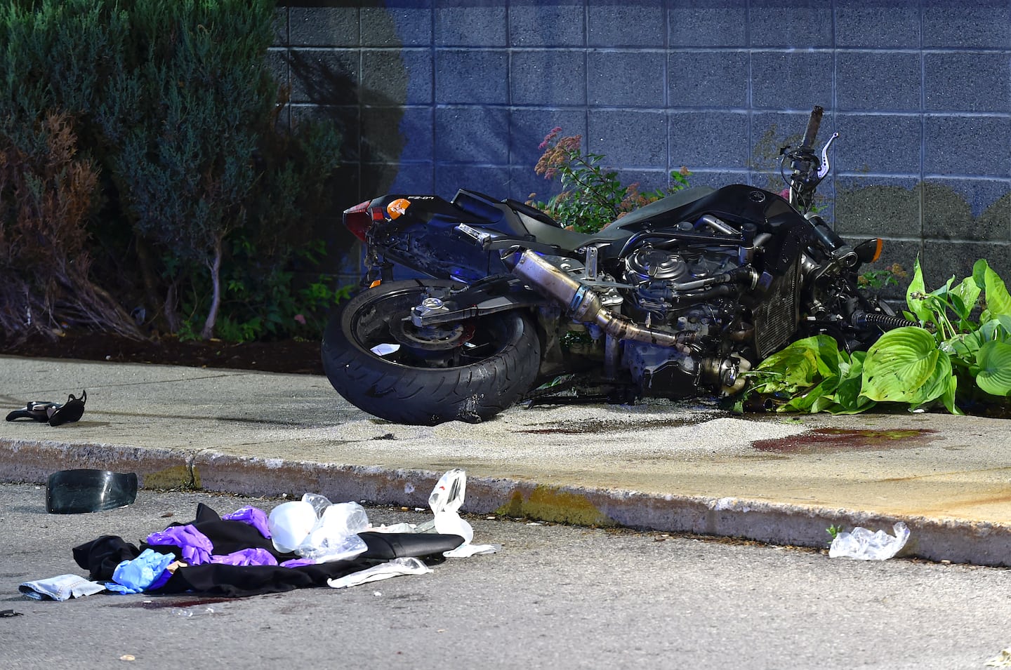 Violente embardée dans un stationnement de centre d’achat à Longueuil: un jeune motocycliste entre la vie et la mort